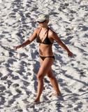th_46806_Celebutopia-Britney_Spears_in_bikini_on_the_beach_in_the_Carribbean-33_122_1039lo.jpg