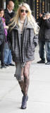 th_35779_Taylor_Momsen_heads_to_the_set_of_Gossip_Girl_in_New_York_City_-_December_14_2009_015_122_181lo.jpg