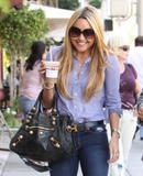 http://img43.imagevenue.com/loc483/th_34492_Amanda_Bynes_after_lunch_in_Beverly_Hills_01_122_483lo.jpg