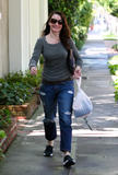 th_62215_celebrity_paradise.com_TheElder_KristinDavis2011_03_30_strollingatMelrosePlaceinWestHollywood4_122_503lo.jpg