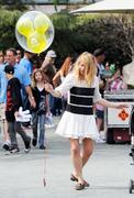 th_99251_Tikipeter_Billie_Piper_and_family_at_Disneyland_031_123_88lo.jpg