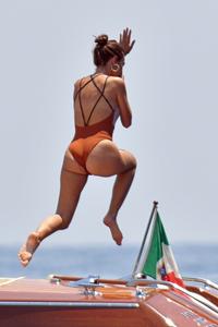 Emily-Ratajkowski-Wearing-Swimsuits-on-a-Boat-in-Positano%2C-Italy-6_23_17-f6d45lbapf.jpg